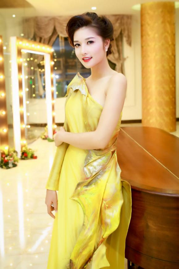 Triệu Thị Hà mặc áo dài cách tân kêu gọi đấu giá từ thiện 6
