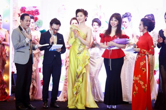 Triệu Thị Hà mặc áo dài cách tân kêu gọi đấu giá từ thiện 11