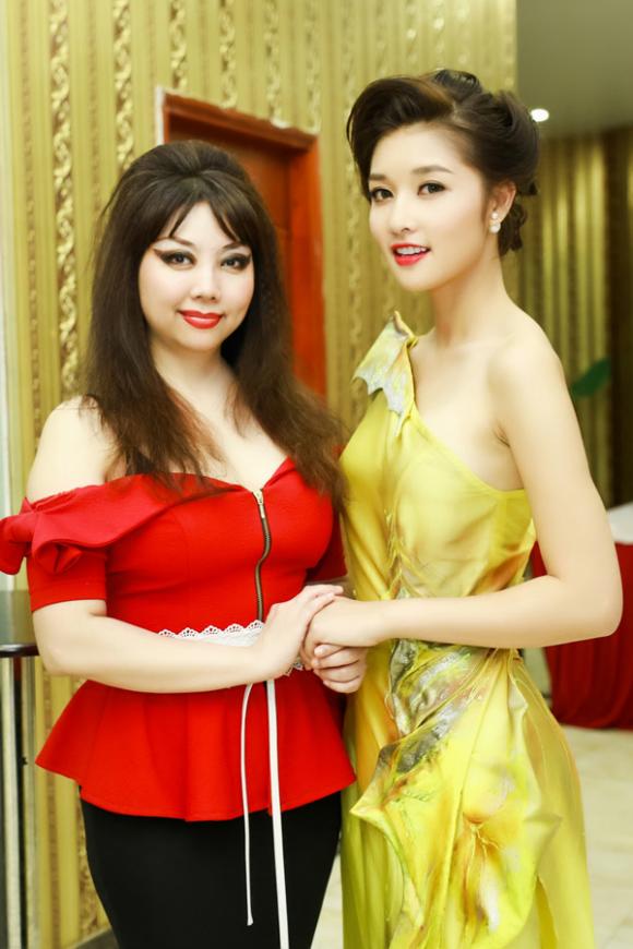 Triệu Thị Hà mặc áo dài cách tân kêu gọi đấu giá từ thiện 13