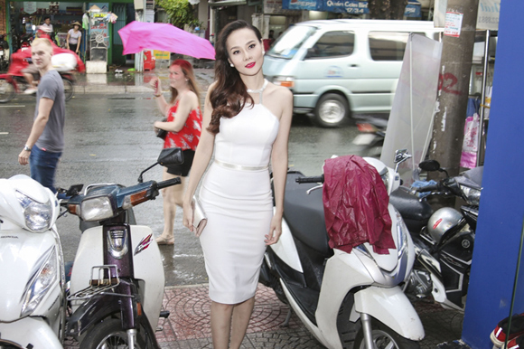 Dương Yến Ngọc đi xe sang dự sự kiện mặc mưa to 11