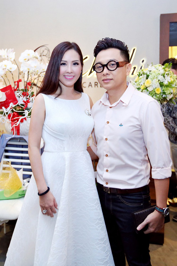 Vợ chồng Trang Nhung trốn con gái đi dự tiệc 7