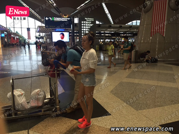 Bà Tưng bị báo Malaysia soi không mặc áo ngực khi xuất hiện tại sân bay 2