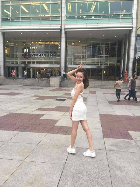 Bà Tưng bị báo Malaysia soi không mặc áo ngực khi xuất hiện tại sân bay 5