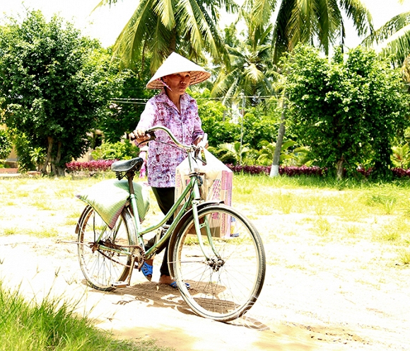 Hoa hậu Brandy Ngô bất ngờ về Việt Nam, giản dị đi tặng quà từ thiện 3