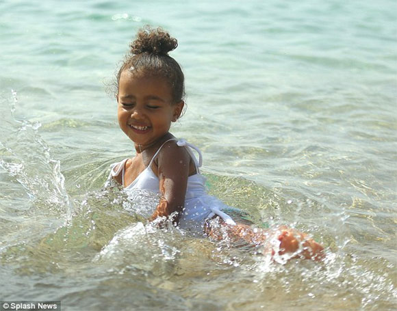 Con gái Kim Kardashian sành điệu đi tắm biển 1