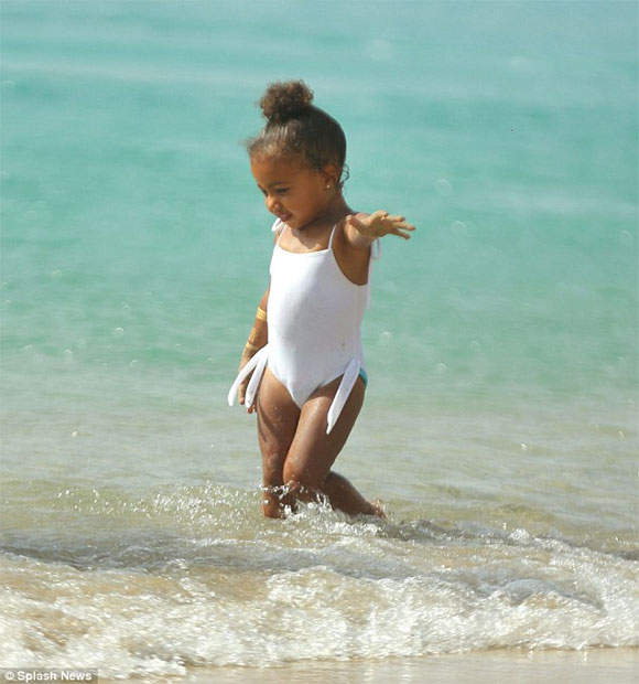 Con gái Kim Kardashian sành điệu đi tắm biển 10
