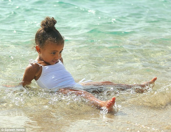 Con gái Kim Kardashian sành điệu đi tắm biển 11
