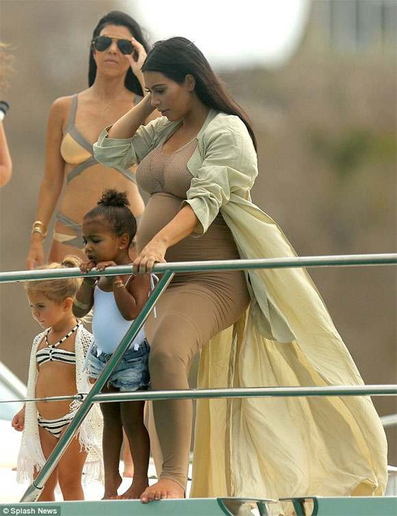 Con gái Kim Kardashian sành điệu đi tắm biển 12