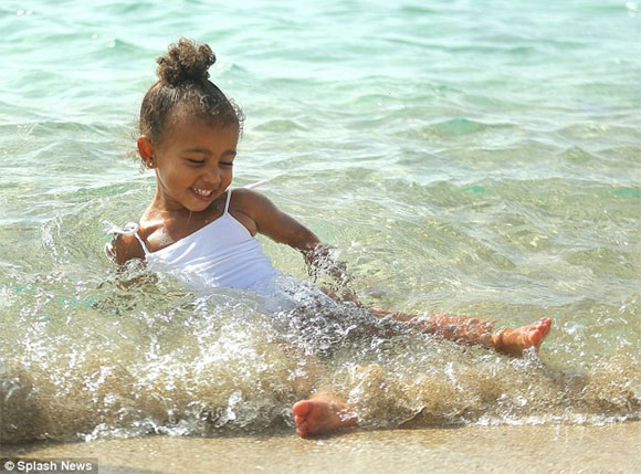 Con gái Kim Kardashian sành điệu đi tắm biển 3