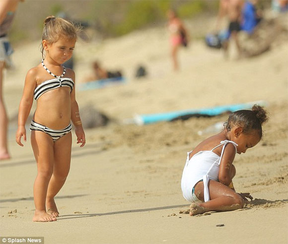 Con gái Kim Kardashian sành điệu đi tắm biển 4