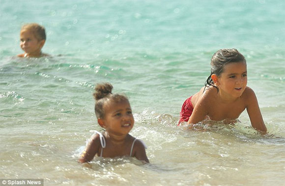 Con gái Kim Kardashian sành điệu đi tắm biển 6