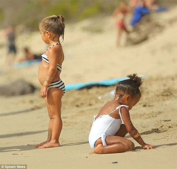 Con gái Kim Kardashian sành điệu đi tắm biển 7