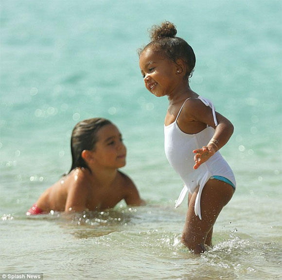 Con gái Kim Kardashian sành điệu đi tắm biển 8