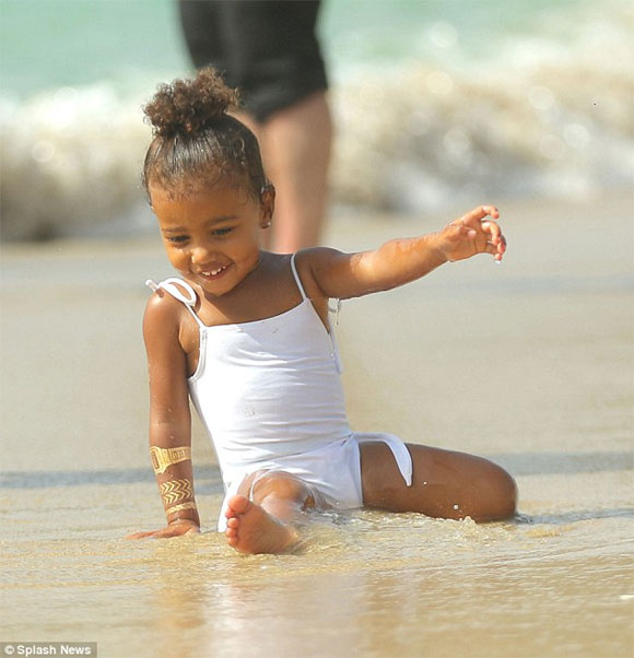 Con gái Kim Kardashian sành điệu đi tắm biển 9