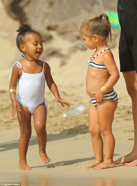 Con gái Kim Kardashian sành điệu đi tắm biển 0