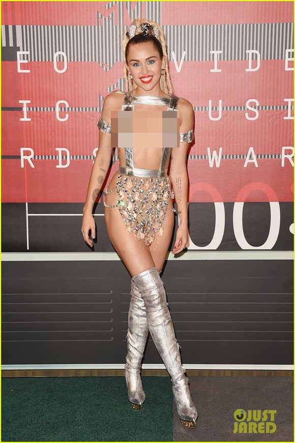 Miley Cyrus nổi bật trên thảm đỏ VMAs 2015 với trang phục quá gợi cảm 9