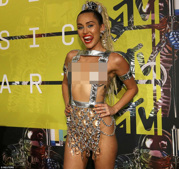 Miley Cyrus nổi bật trên thảm đỏ VMAs 2015 với trang phục quá gợi cảm 13