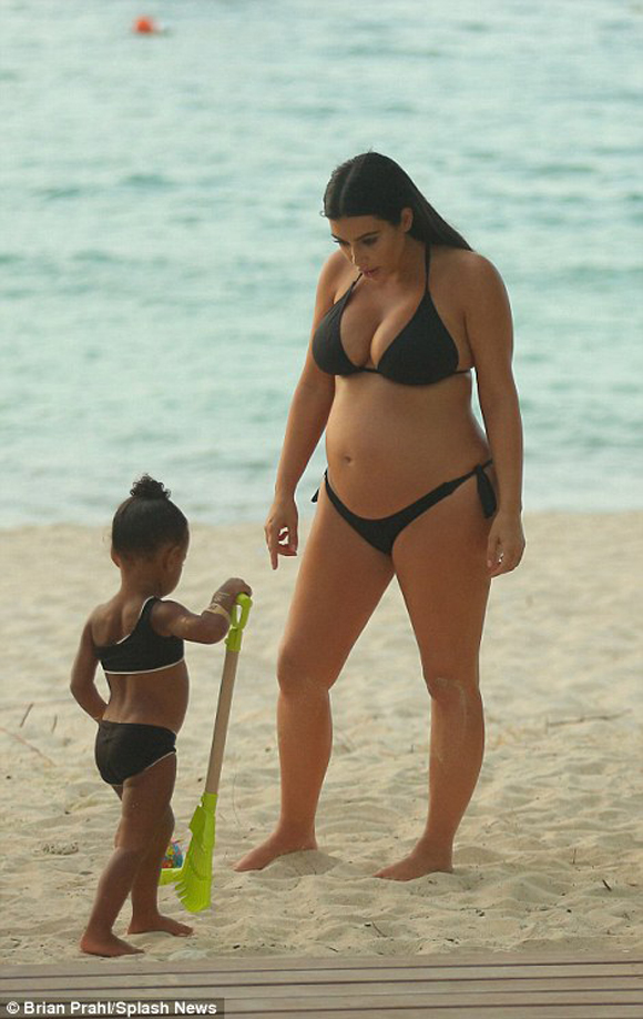 Kim Kardashian khoe bụng bầu 2