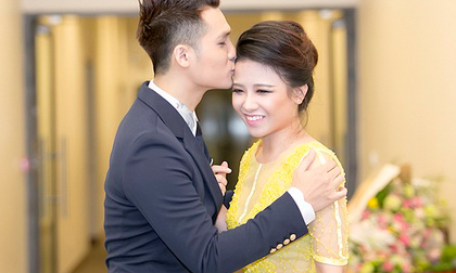 Dương Hoàng Yến được bạn trai hôn lãng mạn trong hậu trường 