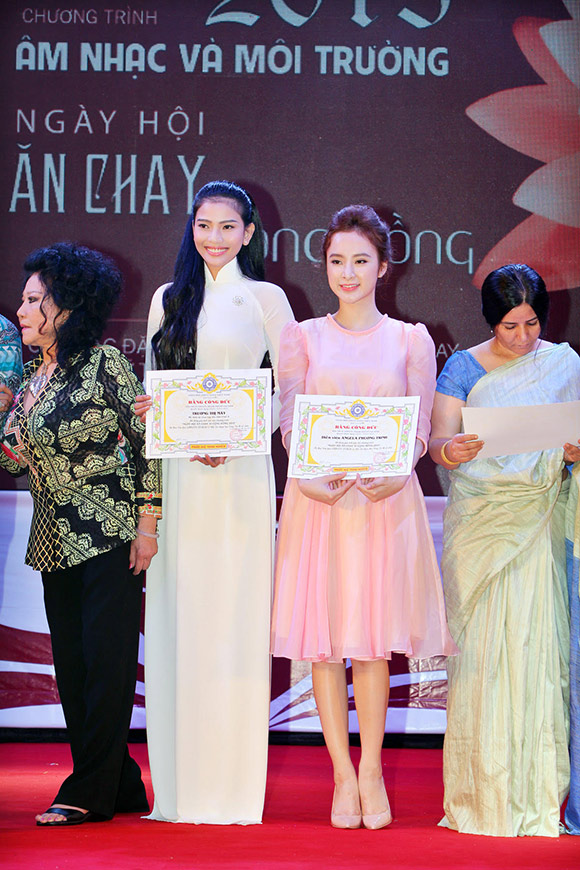 Trương Thị May nhận giấy khen của Giáo hội phật giáo Việt Nam 6