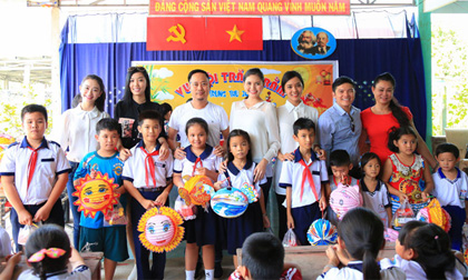 NTK Võ Việt Chung phát quà trung thu cho trẻ em tại huyện Củ Chi