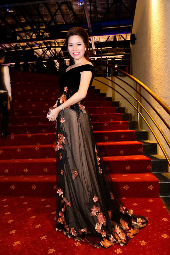 Trương Thị May gợi cảm với váy xẻ sâu 5