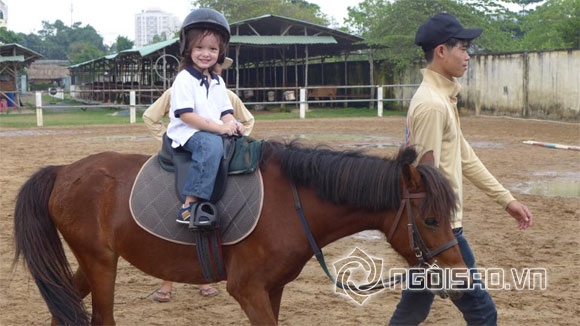 Hồng Nhung đưa cặp song sinh đi cưỡi ngựa 4