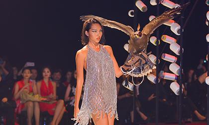 Minh Triệu mang đại bàng lên sàn diễn thời trang
