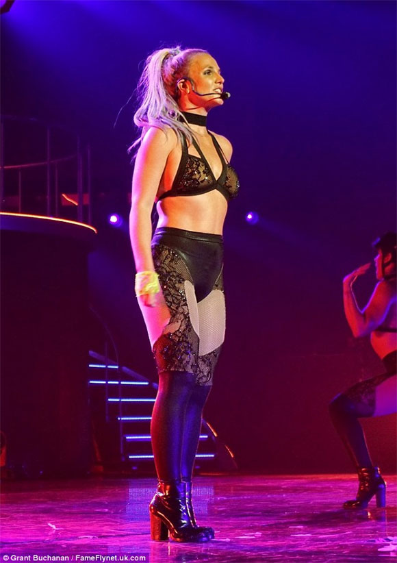 Britney Spears mặc hớ hênh ra đường 0