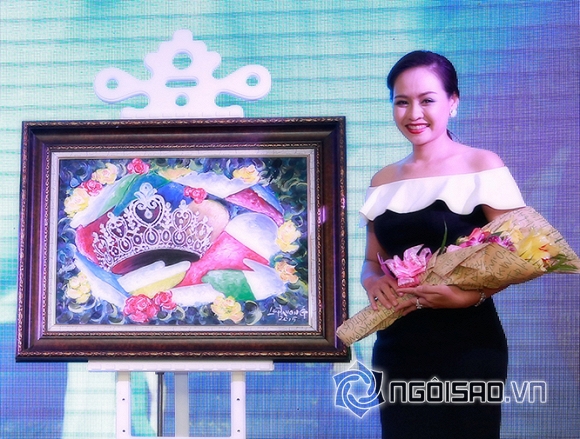 Á hoàng Doanh nhân Phạm Thu Hương đẹp rạng rỡ tham gia đấu giá từ thiện 0