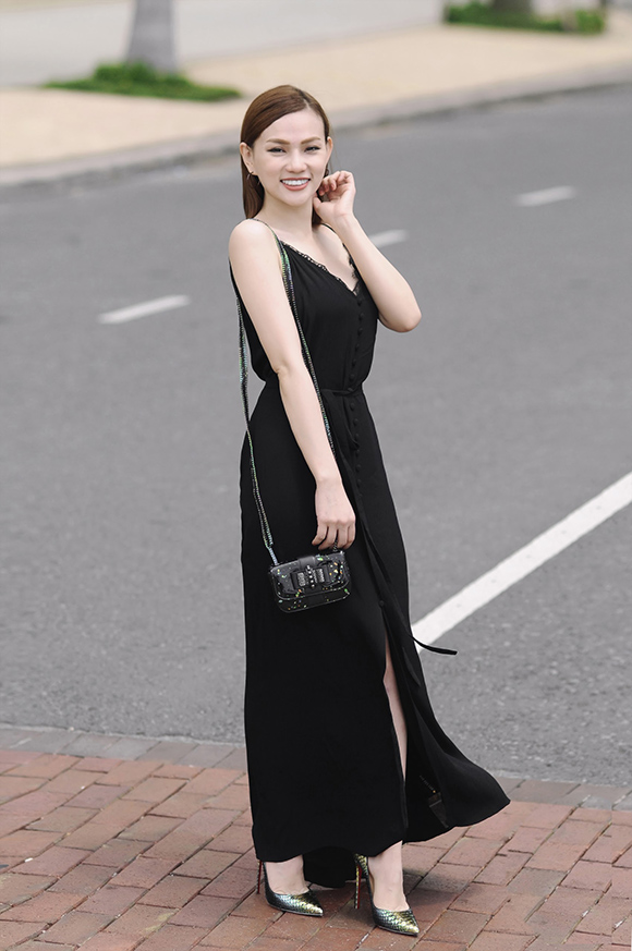 Thu Thuỷ sành điệu khoe làn da trắng ngần trên phố 10 Thu Thuỷ sành điệu khoe làn da trắng ngần trên phố 10
