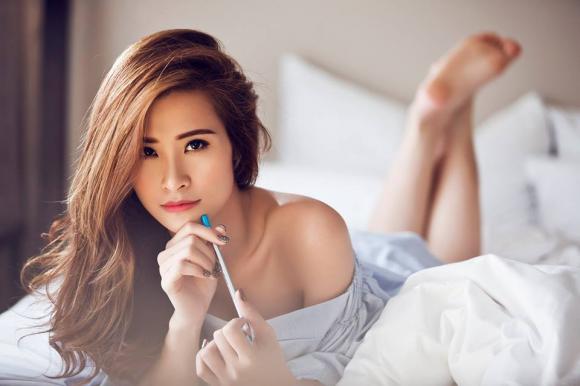 Đông Nhi hững hờ khoe vai trần gợi cảm 10 Đông Nhi hững hờ khoe vai trần gợi cảm 10