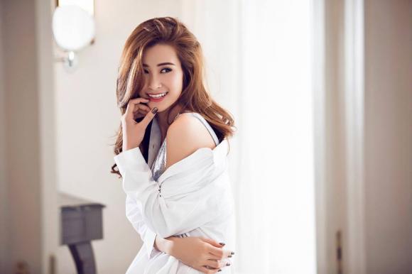 Đông Nhi hững hờ khoe vai trần gợi cảm 24 Đông Nhi hững hờ khoe vai trần gợi cảm 24