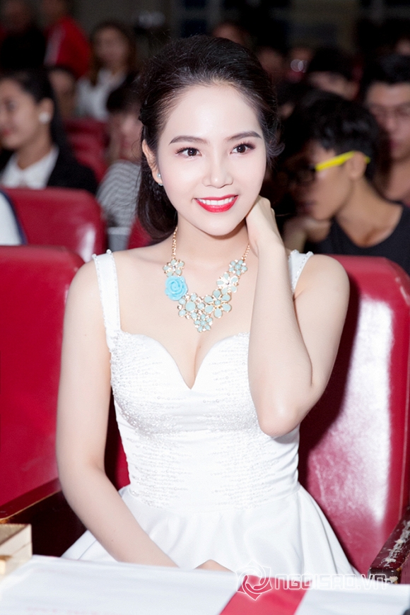 Dương Kim Ánh đẹp hút hồn khi diện đầm trắng tinh khôi làm giám khảo 3 Dương Kim Ánh đẹp hút hồn khi diện đầm trắng tinh khôi làm giám khảo 3