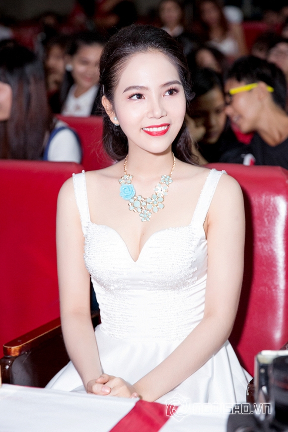 Dương Kim Ánh đẹp hút hồn khi diện đầm trắng tinh khôi làm giám khảo 4 Dương Kim Ánh đẹp hút hồn khi diện đầm trắng tinh khôi làm giám khảo 4