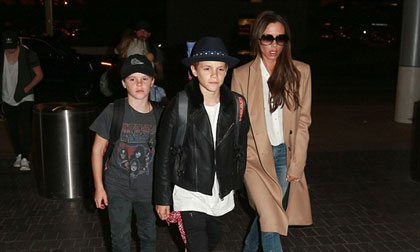 Gia đình Beckham diện thời trang sành điệu xuất hiện tại sân bay