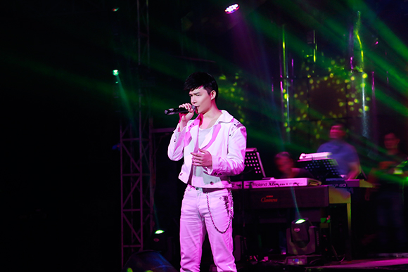Nathan Lee chạy show miệt mài bất chấp bệnh tật 2 Nathan Lee chạy show miệt mài bất chấp bệnh tật 2