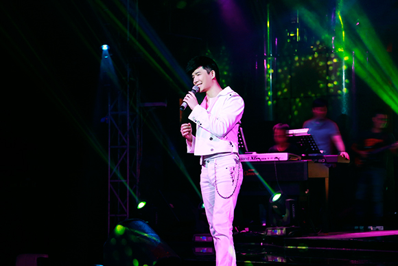 Nathan Lee chạy show miệt mài bất chấp bệnh tật 3 Nathan Lee chạy show miệt mài bất chấp bệnh tật 3