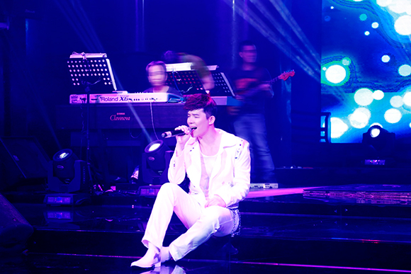 Nathan Lee chạy show miệt mài bất chấp bệnh tật 5 Nathan Lee chạy show miệt mài bất chấp bệnh tật 5