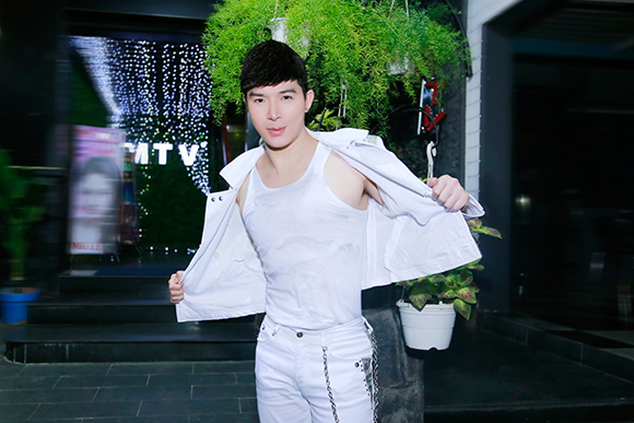 Nathan Lee chạy show miệt mài bất chấp bệnh tật 7 Nathan Lee chạy show miệt mài bất chấp bệnh tật 7