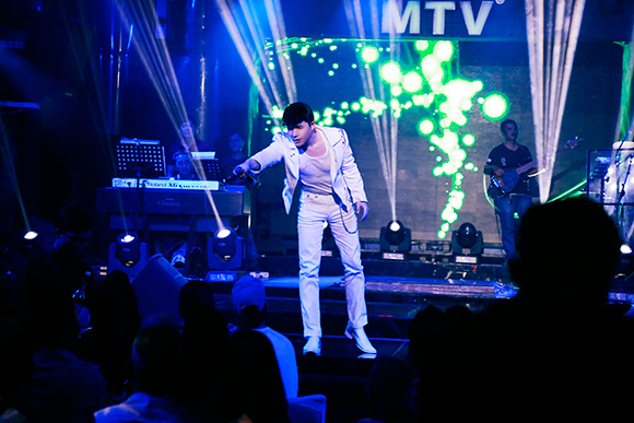 Nathan Lee chạy show miệt mài bất chấp bệnh tật 9 Nathan Lee chạy show miệt mài bất chấp bệnh tật 9