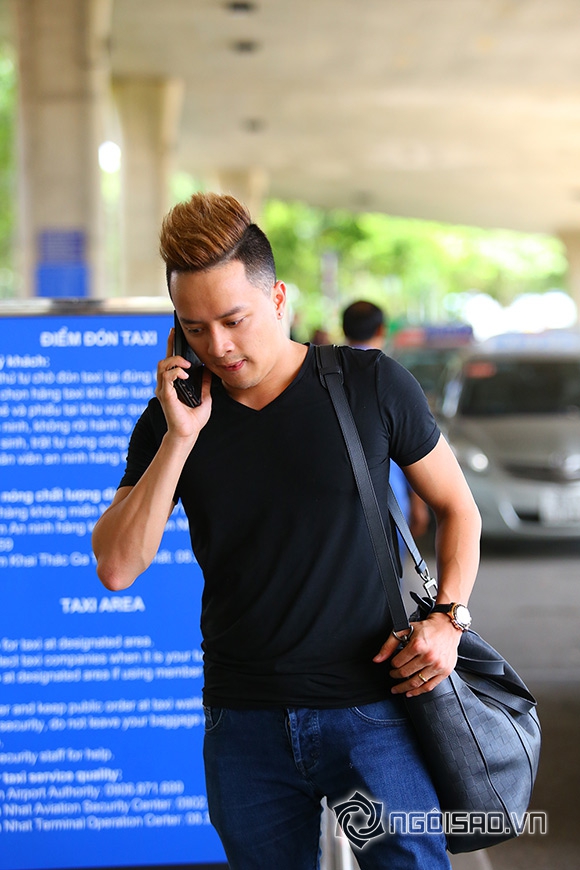 Cao Thái Sơn khệ nệ hành lý lẻ bóng ở sân bay 4 Cao Thái Sơn khệ nệ hành lý lẻ bóng ở sân bay 4