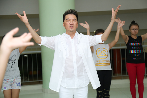 Đàm Vĩnh Hưng như bạch mã trên sàn tập 2 Đàm Vĩnh Hưng như bạch mã trên sàn tập 2