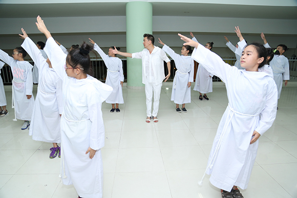 Đàm Vĩnh Hưng như bạch mã trên sàn tập 8 Đàm Vĩnh Hưng như bạch mã trên sàn tập 8