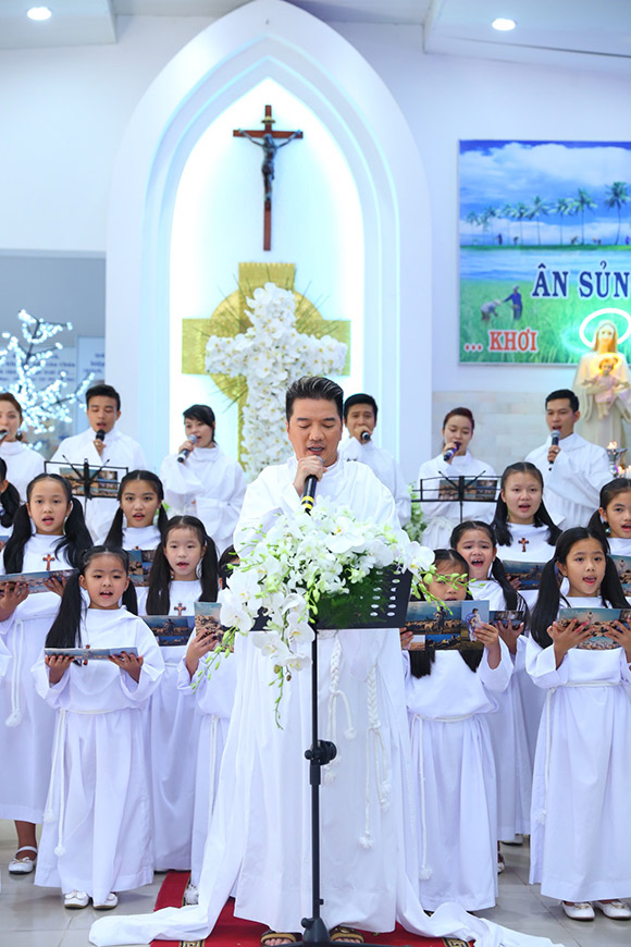 Đàm Vĩnh Hưng mặc áo dòng hát giữa nhà thờ 3 Đàm Vĩnh Hưng mặc áo dòng hát giữa nhà thờ 3