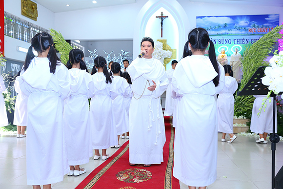 Đàm Vĩnh Hưng mặc áo dòng hát giữa nhà thờ 4 Đàm Vĩnh Hưng mặc áo dòng hát giữa nhà thờ 4