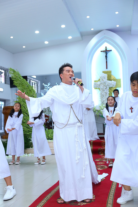Đàm Vĩnh Hưng mặc áo dòng hát giữa nhà thờ 5 Đàm Vĩnh Hưng mặc áo dòng hát giữa nhà thờ 5