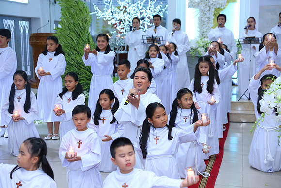 Đàm Vĩnh Hưng mặc áo dòng hát giữa nhà thờ 6 Đàm Vĩnh Hưng mặc áo dòng hát giữa nhà thờ 6