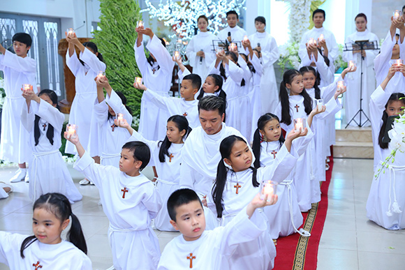 Đàm Vĩnh Hưng mặc áo dòng hát giữa nhà thờ 7 Đàm Vĩnh Hưng mặc áo dòng hát giữa nhà thờ 7