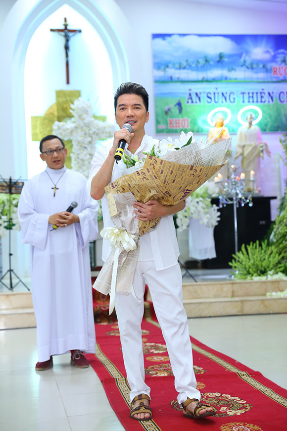 Đàm Vĩnh Hưng mặc áo dòng hát giữa nhà thờ 9 Đàm Vĩnh Hưng mặc áo dòng hát giữa nhà thờ 9